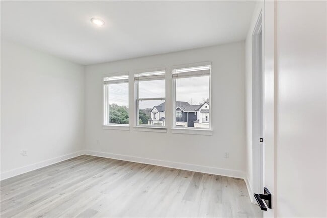 Building Photo - 1703 Kit Cir