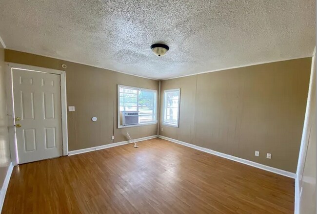 Building Photo - Cutie in Arnett Benson! Great 2/1 Near Sch...