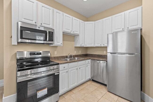 Building Photo - Upscale Historic 3BR/2BA Condo with Rare G...