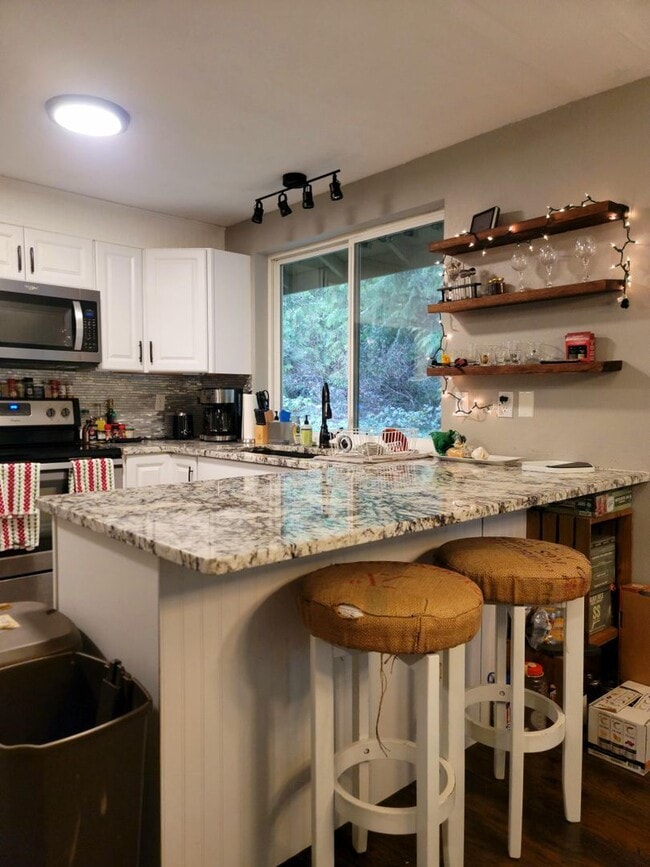 Building Photo - 3 Bedroom Home in convenient Poulsbo location!