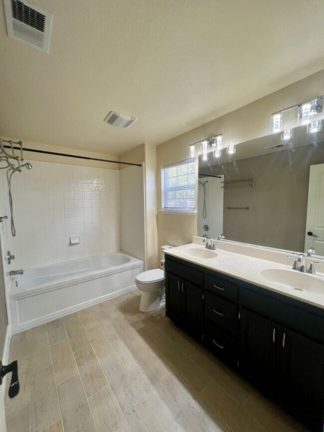 Building Photo - Come check out this lovely 3 bedroom 3 bath home Conveniently located near the Marlow Shopping ce...