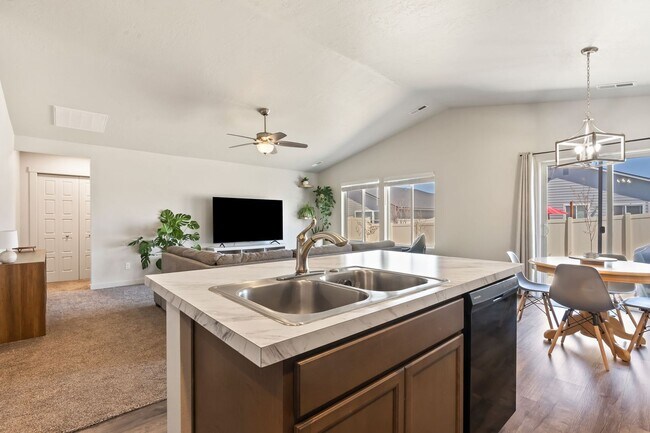 Building Photo - 3 Bedroom, 2 Bath Single Level Home in Desirable Meridian Location!