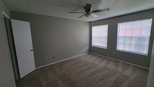 Building Photo - Gated, Updated 2 bedroom, 1 bath Condo in ...