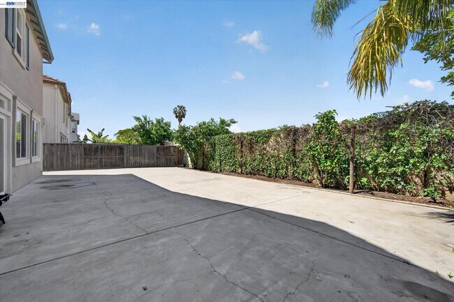 Building Photo - 244 Balsam St