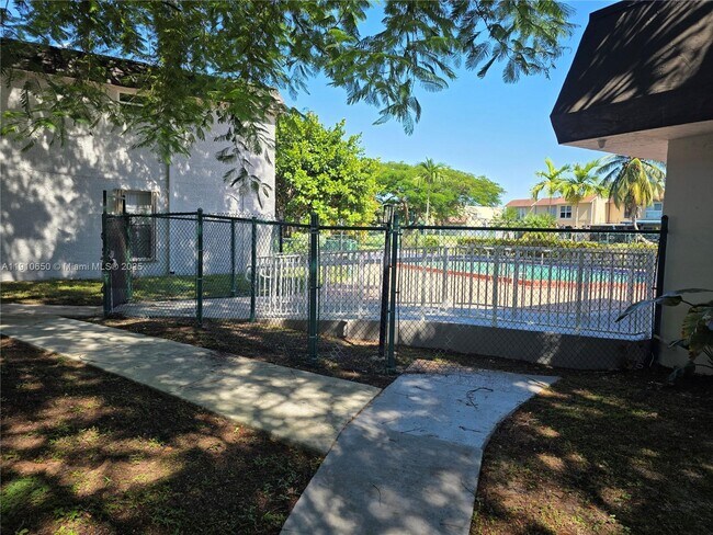 Building Photo - 10399 N Kendall Dr