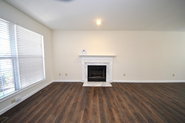 Building Photo - 667 Lakewood Dr