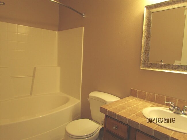 Building Photo - 4 bedroom 2 bath + Bonus Room home and nei...