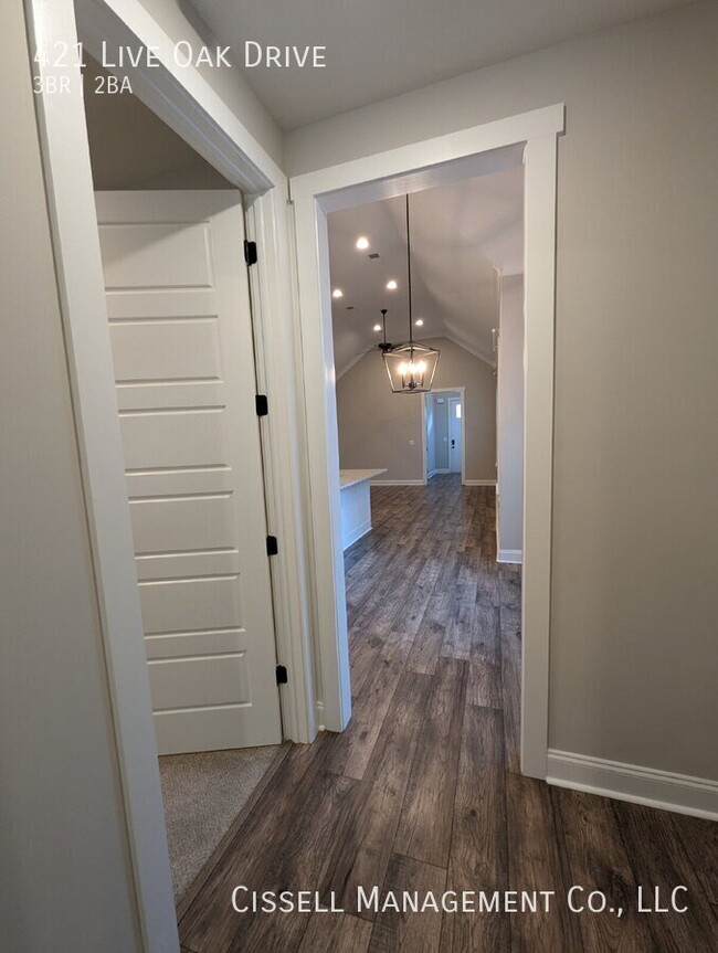 Building Photo - 421 Live Oak Dr