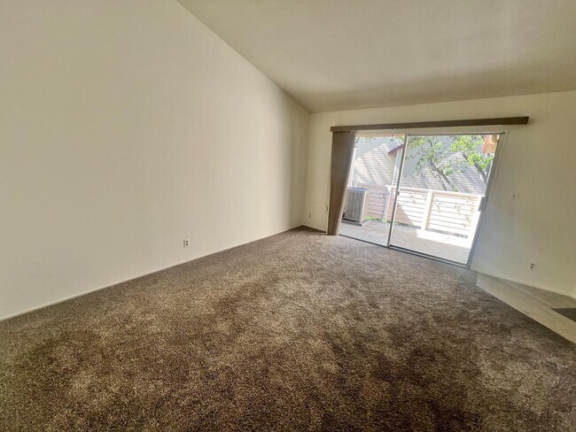 Building Photo - 1018 Cedar Gables Dr