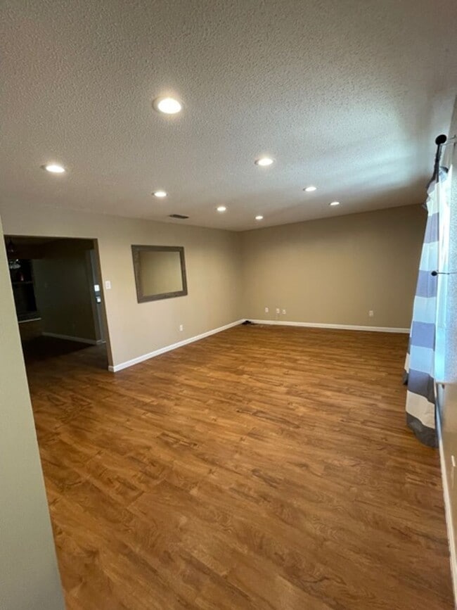 Building Photo - Cozy and Comfy 3 Bed! Mesa/Zia School Dist...