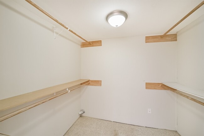 Building Photo - 2411 Wroxton Rd