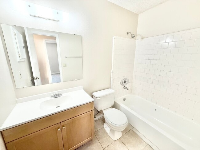 Building Photo - Charming 2-Bedroom Apartment - Prime Location