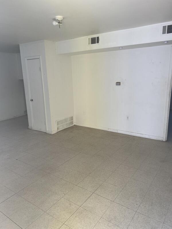 Building Photo - 818 S Oak St