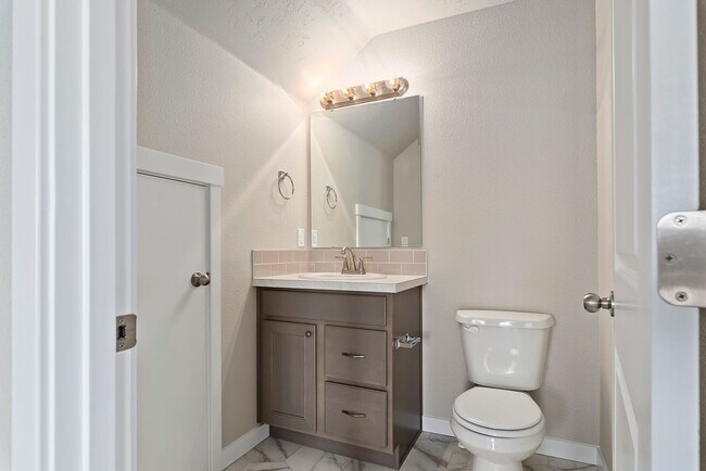 Building Photo - Charming & Modern Townhouse in Meridian!