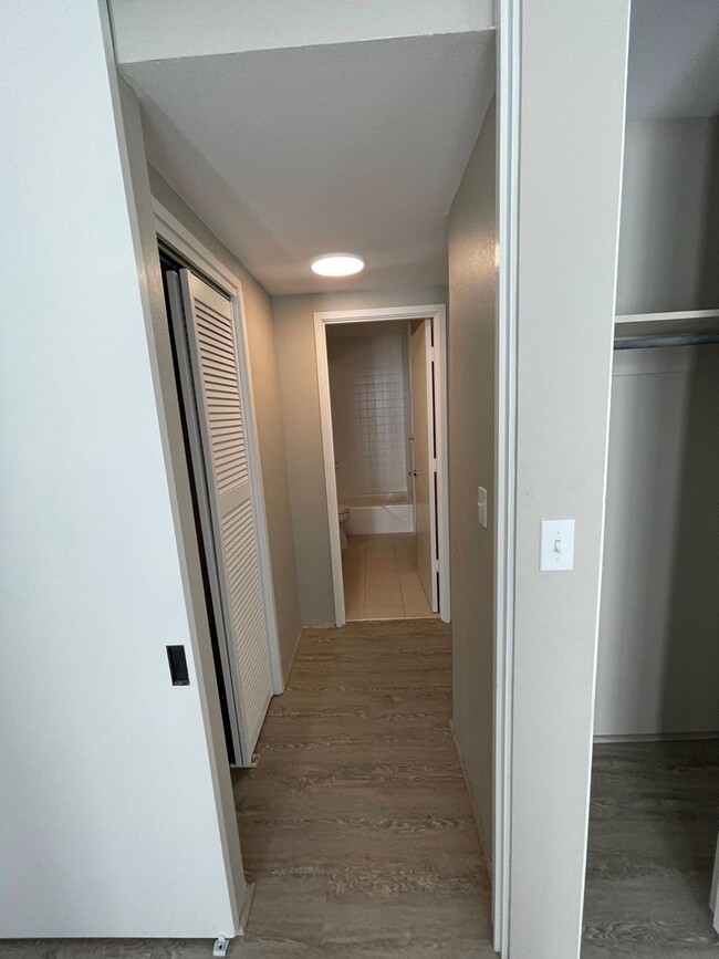 Building Photo - Pet Friendly 1 bed, 1 bath, 1 parking in A...