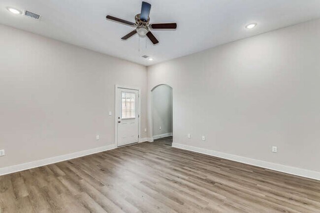 Building Photo - Gorgeous Town Home with Garage & Fenced Ya...