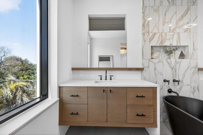 Building Photo - 94 W Davis Blvd