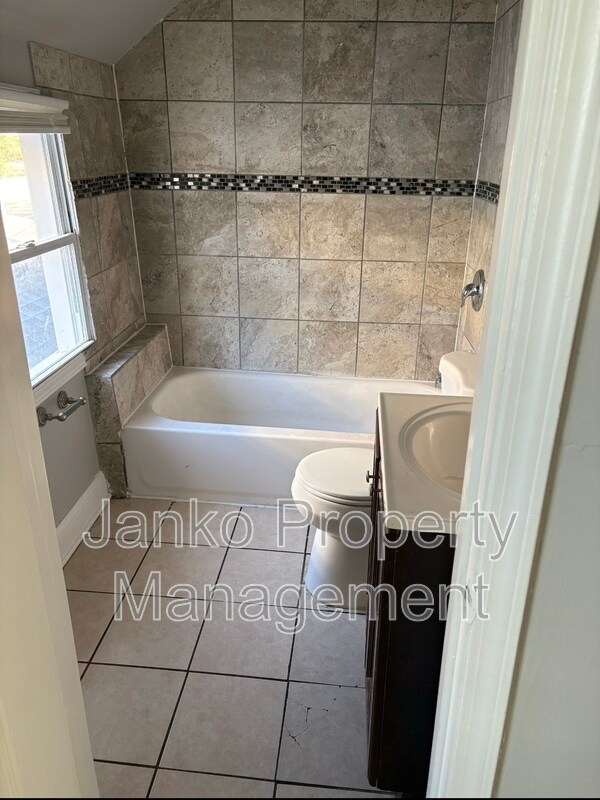 Building Photo - 7111 S Greenwood Ave