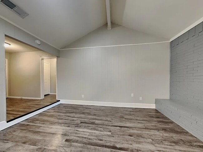 Building Photo - 748 James Cir