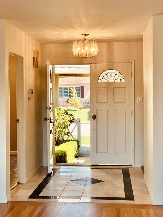 Marbled Entry Way - 756 Morningside Dr