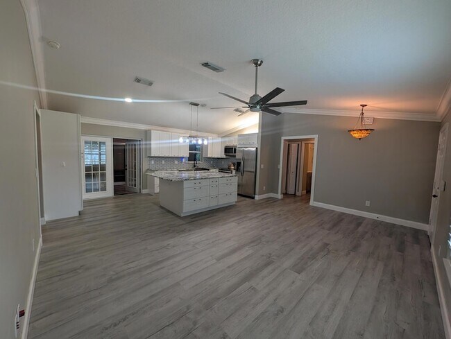 Building Photo - 625 Coconut Ave N