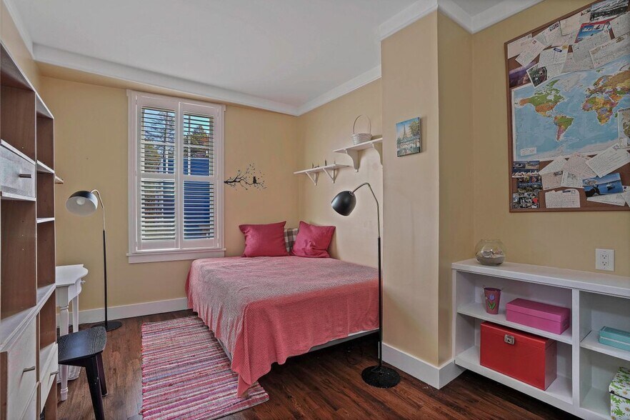 Building Photo - 493 Warburton Ave