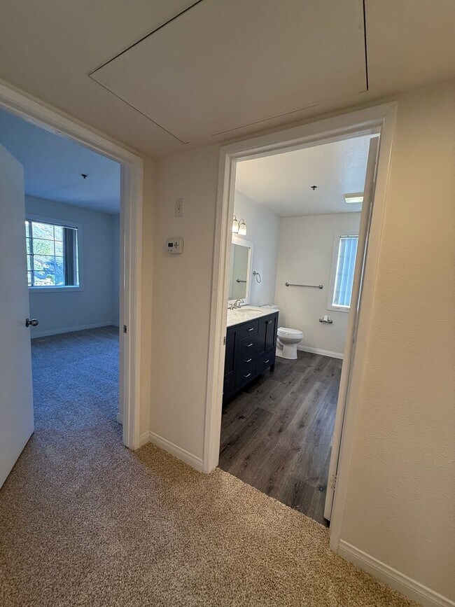 Building Photo - Cute and Cozy 2Br/2Ba second floor Condo in The Summit