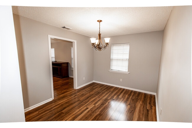 Building Photo - 104 Green Tree Ct