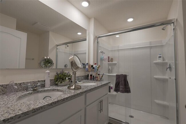 Building Photo - 2729 Flushing Dr