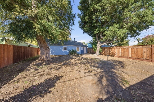 Building Photo - 1047 Riverton Dr