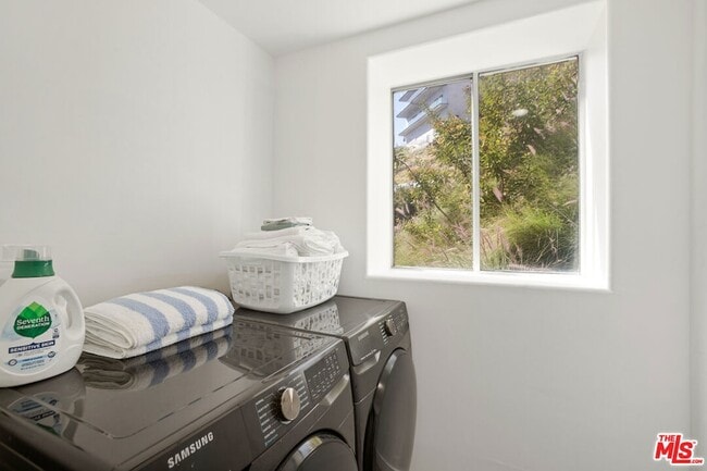 Building Photo - 8435 Franklin Ave