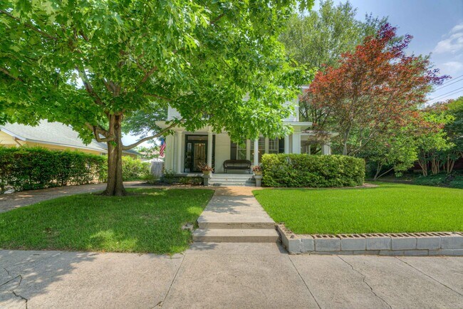 Building Photo - JULY MOVE IN SPECIAL - 1/2 OFF FIRST MONTH...
