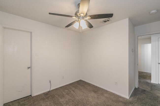 Building Photo - Newly Remolded in Lakewood-walking distance to the lake