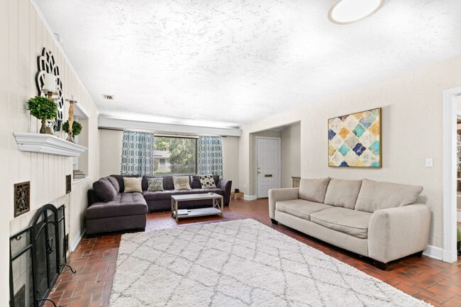 Primary Photo - 1929 NW 7th Ln