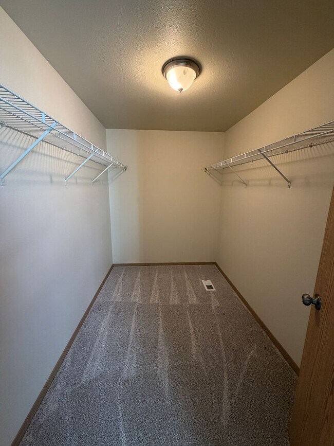 Building Photo - 843 Gina Ct SE