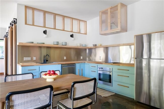 Building Photo - 515 Claire Dr NE