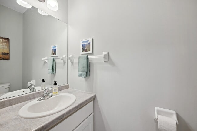 Building Photo - 7356 Kalland Cir NE