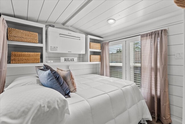 Building Photo - 4734 Oleander St