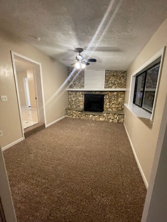 Building Photo - 3 Bed 1 Bath House in Deltona Pet Friendly...