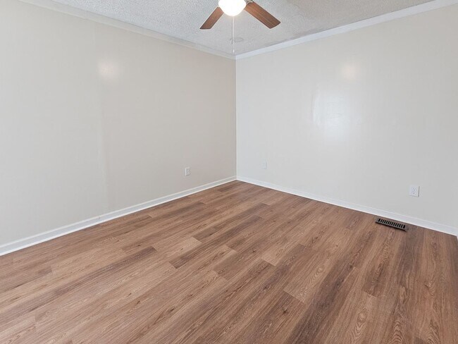 Building Photo - Knoxville 37921 - 3 bedroom, 2 bath Duplex - Contact Ryan Fogarty 865-333-4840