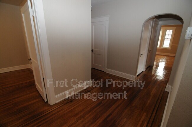 Building Photo - 947 S Queen St