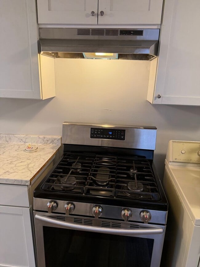 Building Photo - 5 Bedroom House