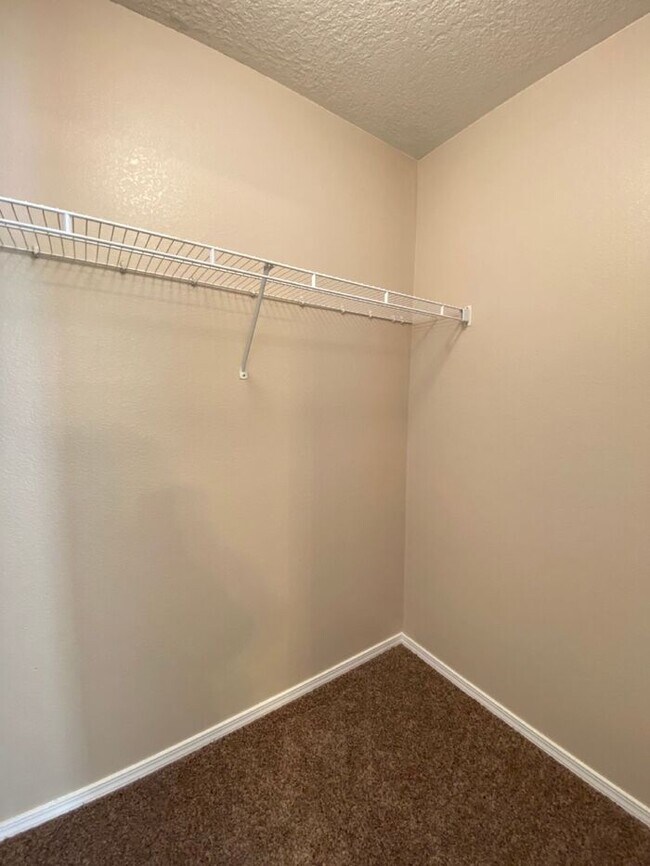 Building Photo - 2 Story - Master on Main Floor - Loft Upst...