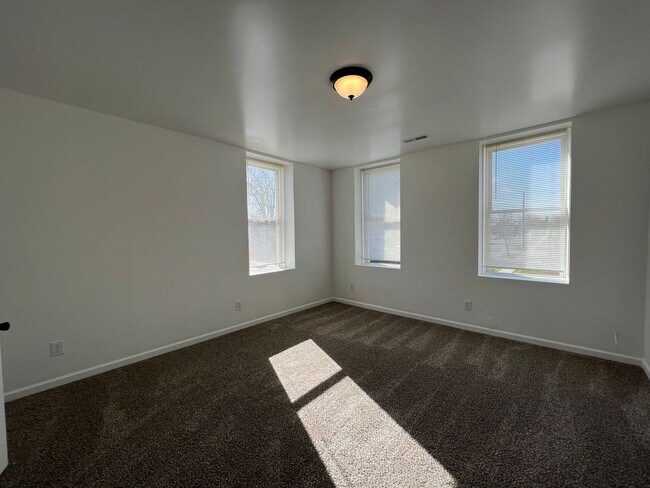 Building Photo - Large newly remodeled one bedroom one bath apartment for lease now. Apply Today!