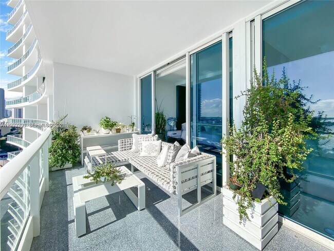 Building Photo - 2020 N Bayshore Dr