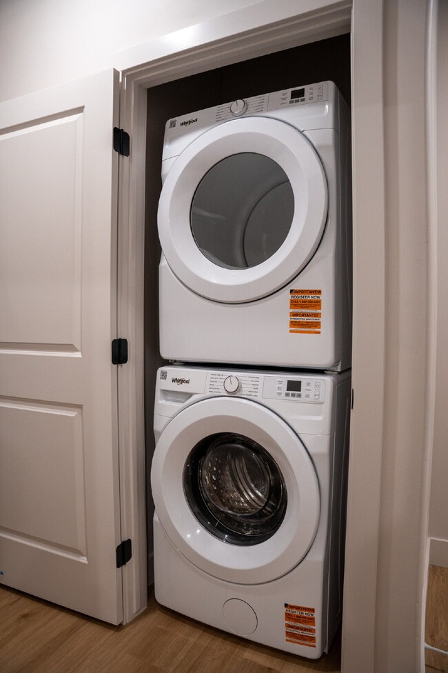 Building Photo - Private Bedroom with Private Bathroom – Fully Furnished & Move In Ready