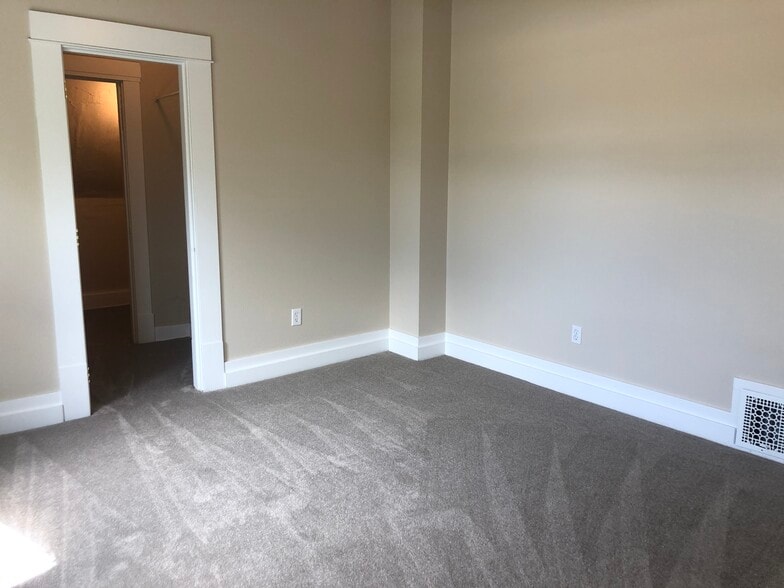 Building Photo - 635 NE Opal St