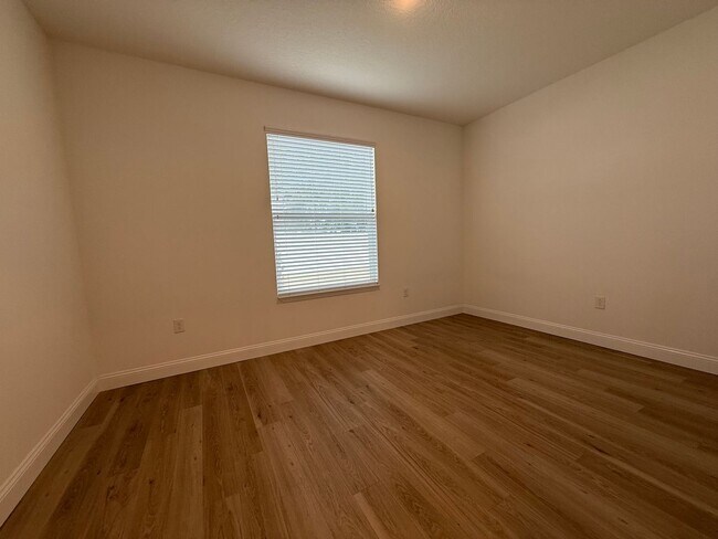 Building Photo - Beautiful 4 bedroom 2 bathroom home