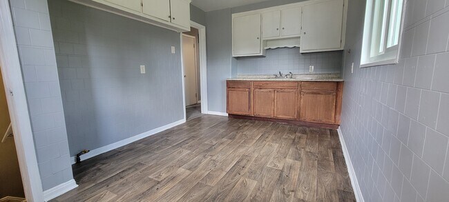 Building Photo - 1612 S Liddesdale St