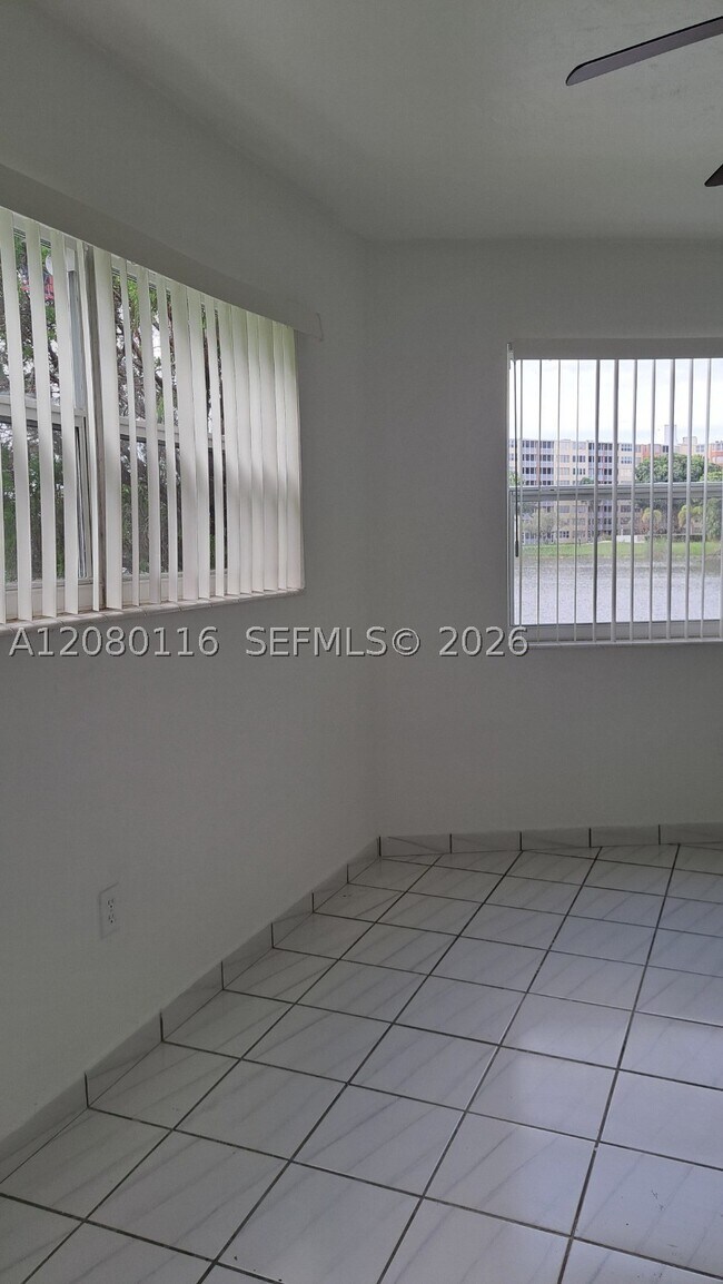 Building Photo - 1667 NE Miami Gardens Dr